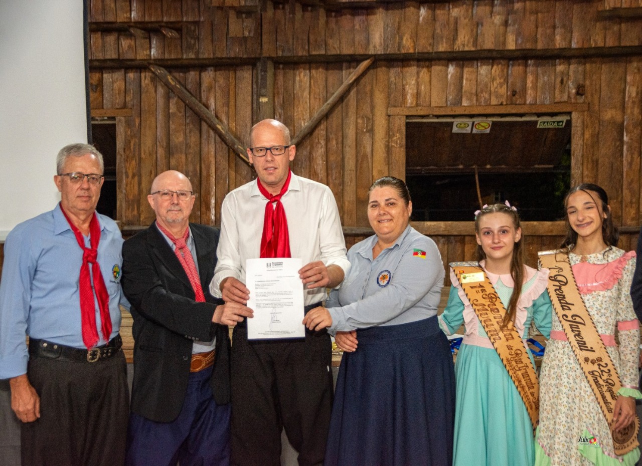 22ª Região Tradicionalista homenageia voluntários e realiza integração com show de Paulinho Mixaria