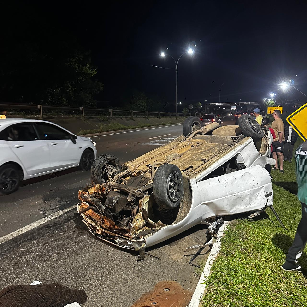 Motorista sem CNH capota veículo durante fuga e é preso com drogas na ERS-239