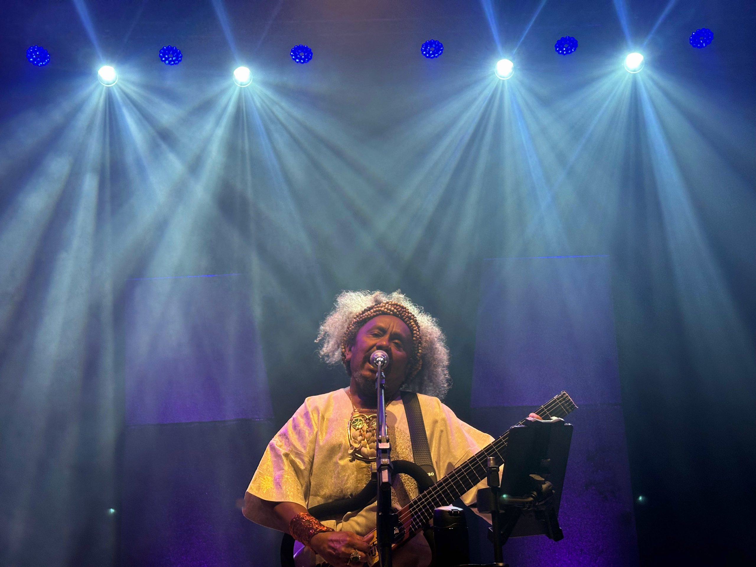 Chico César mistura lirismo, crítica e ancestralidade em show de encerramento da 2ª Flitaq Sesc