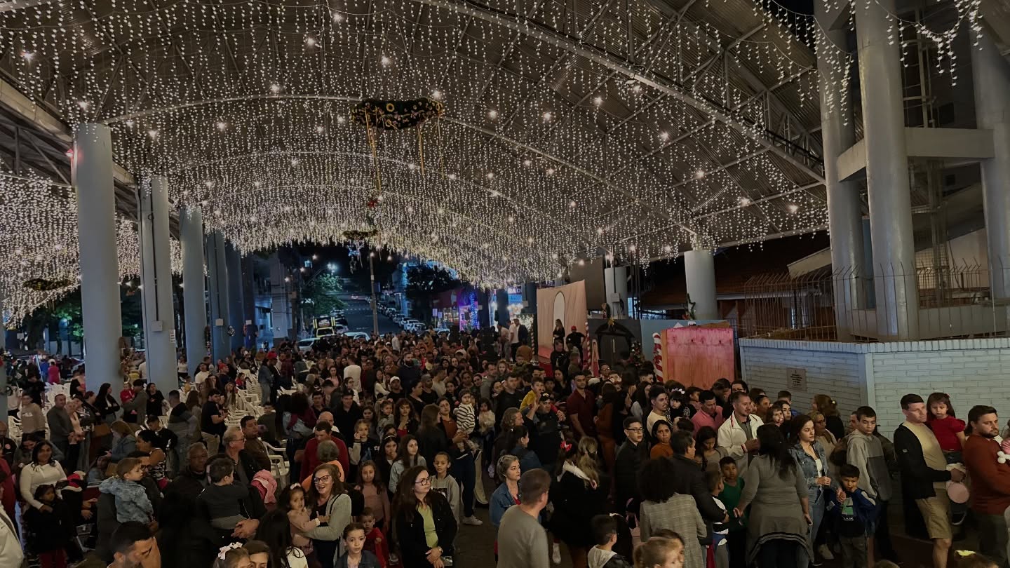 Parobé dá início ao Natal Iluminado 2025 com espetáculo, luzes e chegada do Papai Noel