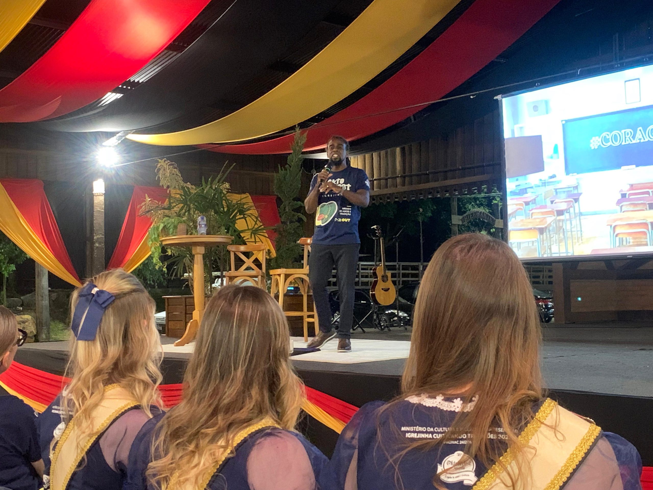 Palestra de Tinga encerra projeto social da 36ª Oktoberfest de Igrejinha e destaca o trabalho como motor da transformação