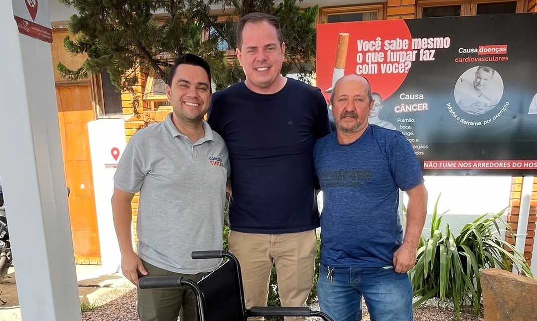 Hospital de Parobé recebe cadeira de rodas doada por empresa local