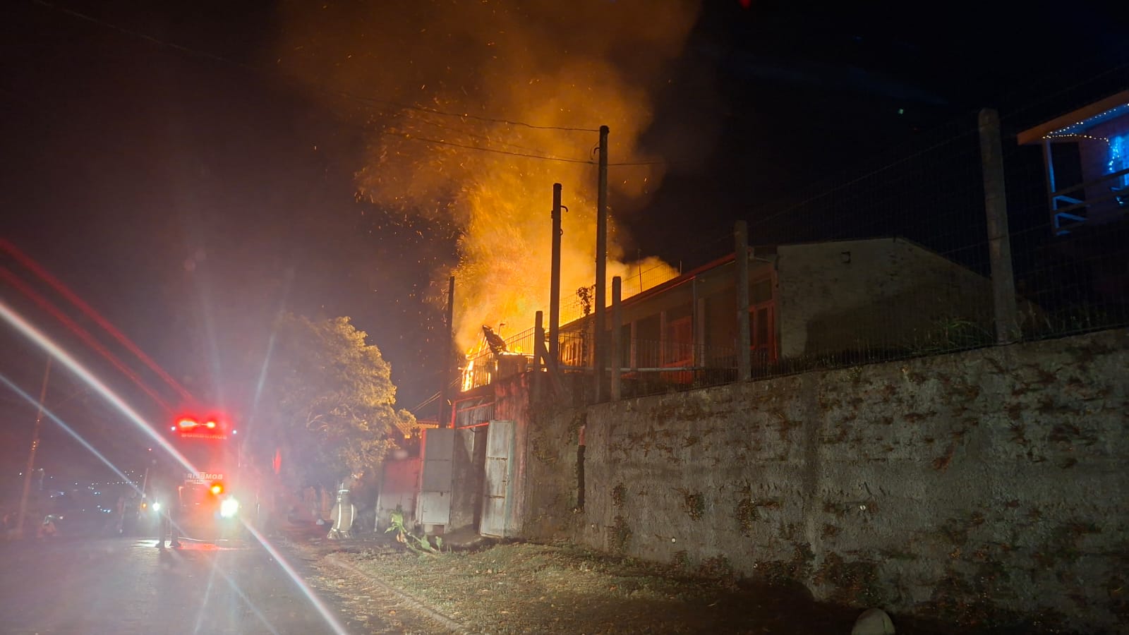 Incêndio atinge residência em Igrejinha na noite desta quarta-feira
