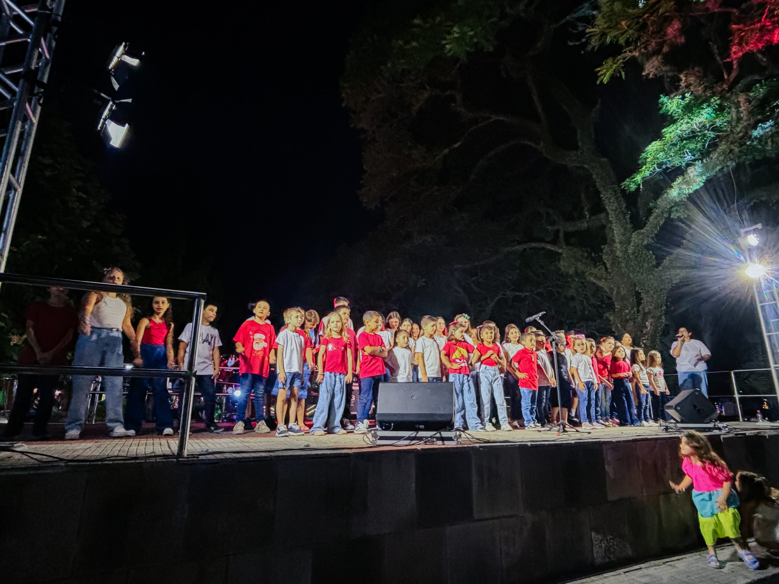 Encontro de escolas três-coroenses marca noite de integração durante o 5º Natal na Cidade Verde