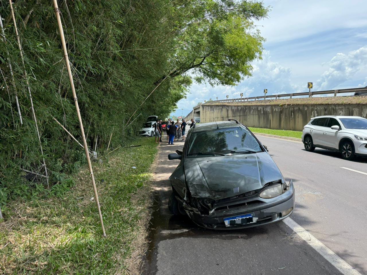 Acidente envolvendo três veículos deixa motorista ferido no viaduto da ERS-239 com a ERS-115, em Taquara