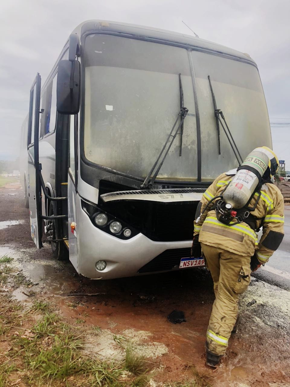 Bombeiros atendem ocorrência de incêndio em micro-ônibus na ERS-239