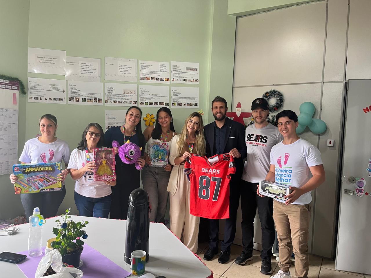 Parobé recebe doação de brinquedos do Bears Futebol Americano para a campanha de Cartinhas de Natal do PIM/PCF