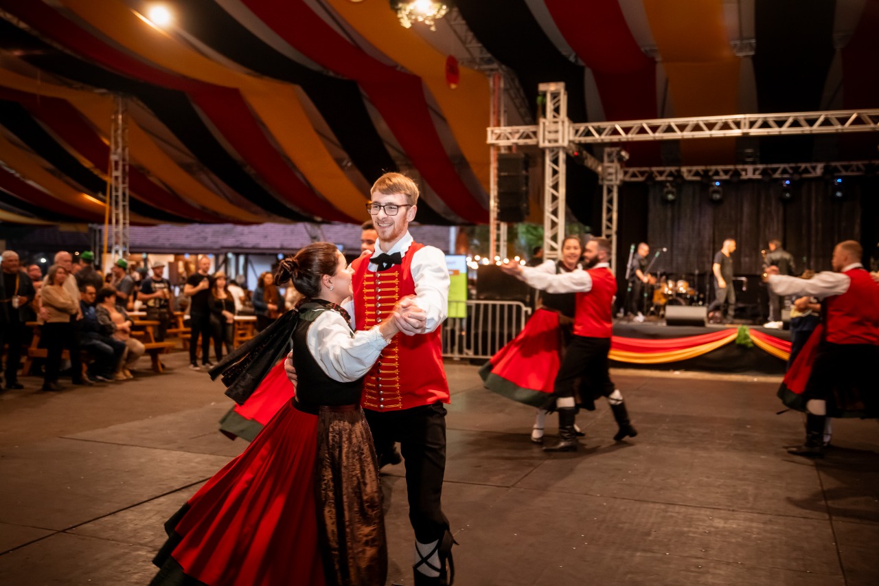 Festa da Colheita marca encerramento da 36ª Oktoberfest de Igrejinha e anuncia recursos para a região