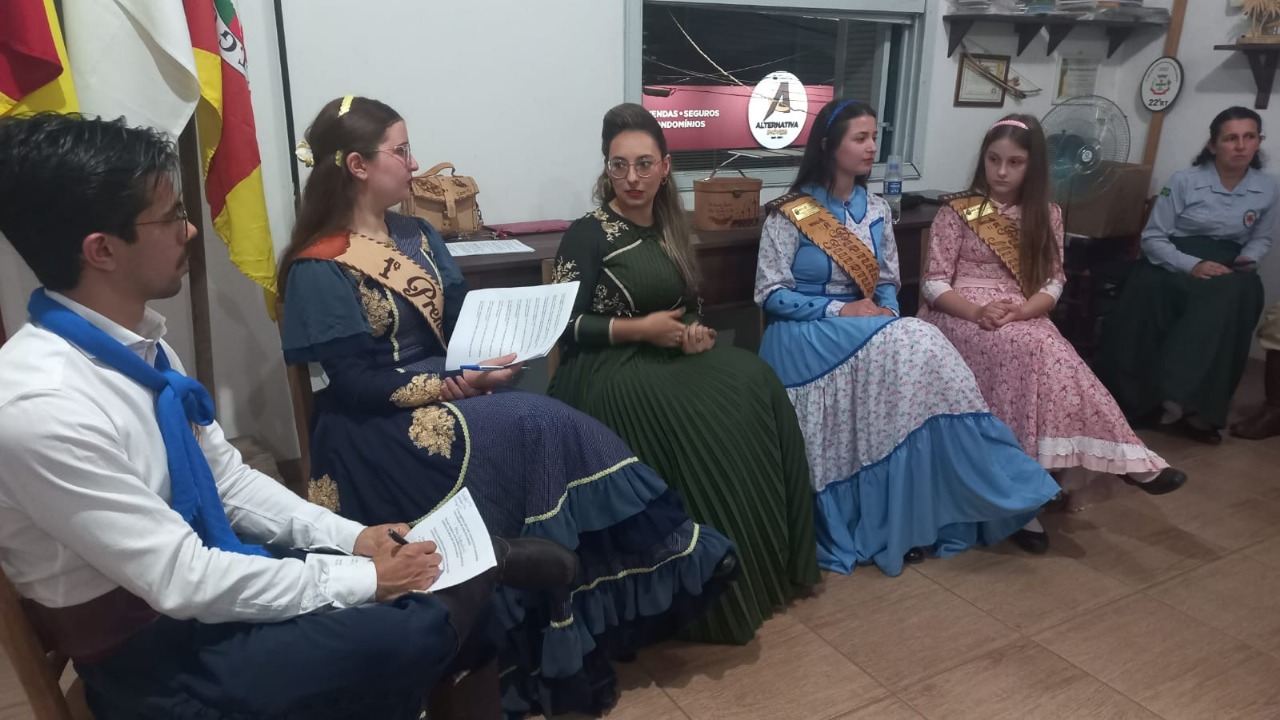 Prendas Estaduais participam de encontro cultural no CTG O Fogão Gaúcho