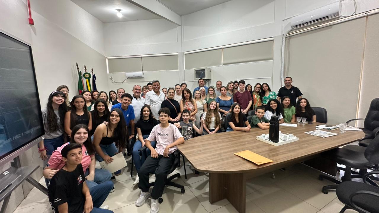 Vereadores Mirins 2025 visitam a Prefeitura de Parobé em manhã de aprendizado e cidadania