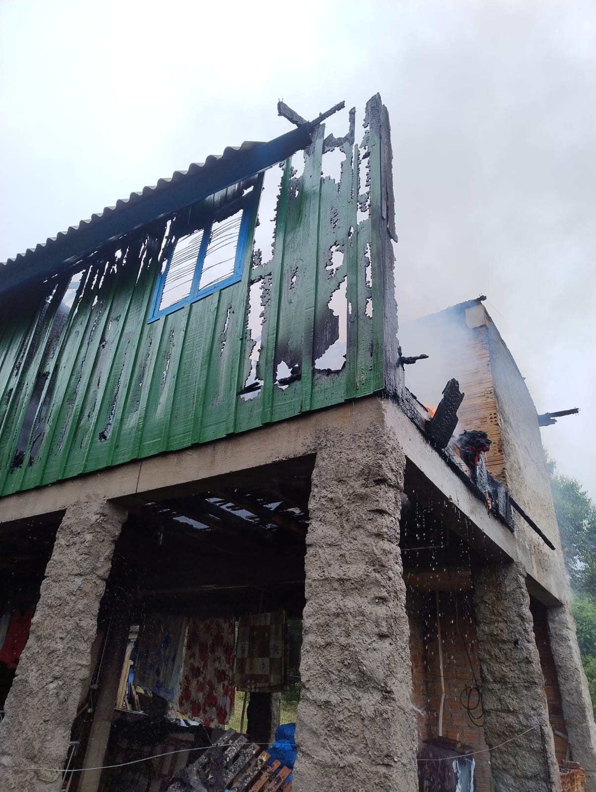 Incêndio atinge galpão e parte de uma casa em Parobé