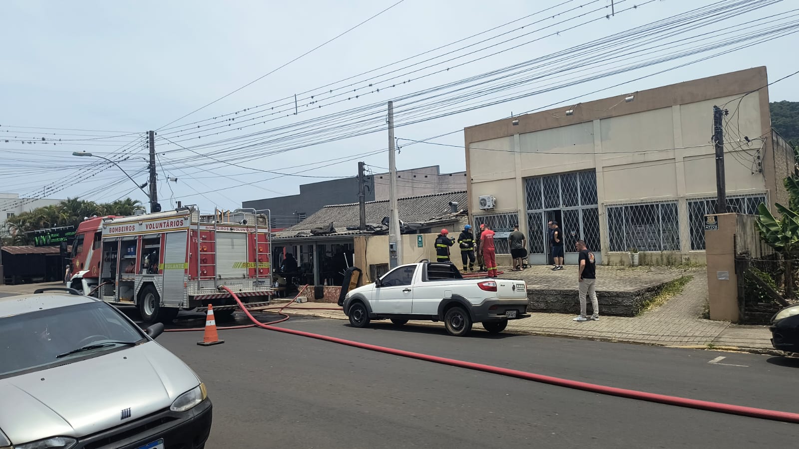 Incêndio atinge prédio comercial no bairro Centro, em Rolante