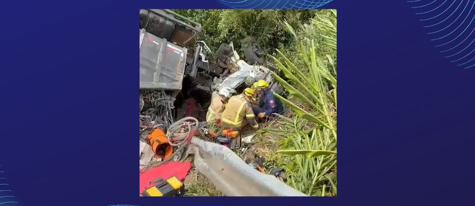 Motorista fica preso em cabine de caminhão que saiu da pista na ERS-115