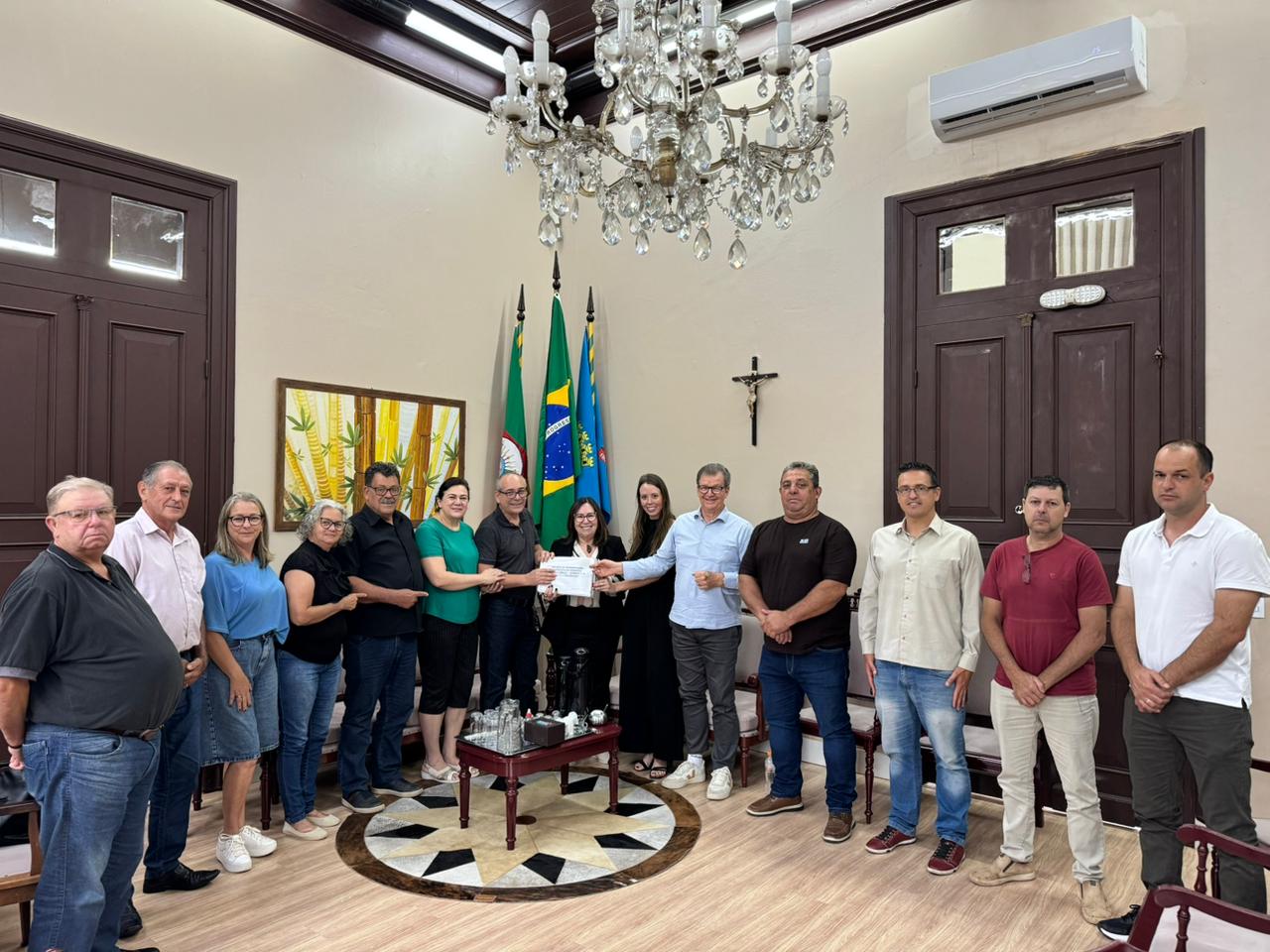 Prefeitura de Taquara entrega projeto de asfaltamento da Estrada da Integração para a Comissão Pró-Asfalto