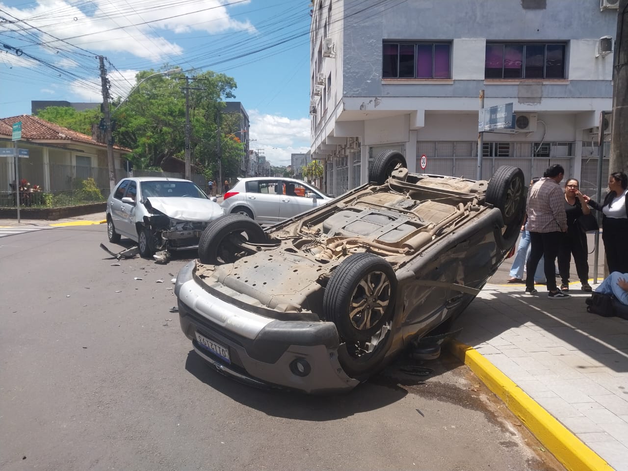 Carro capota após colisão em esquina no centro de Taquara (VÍDEO)