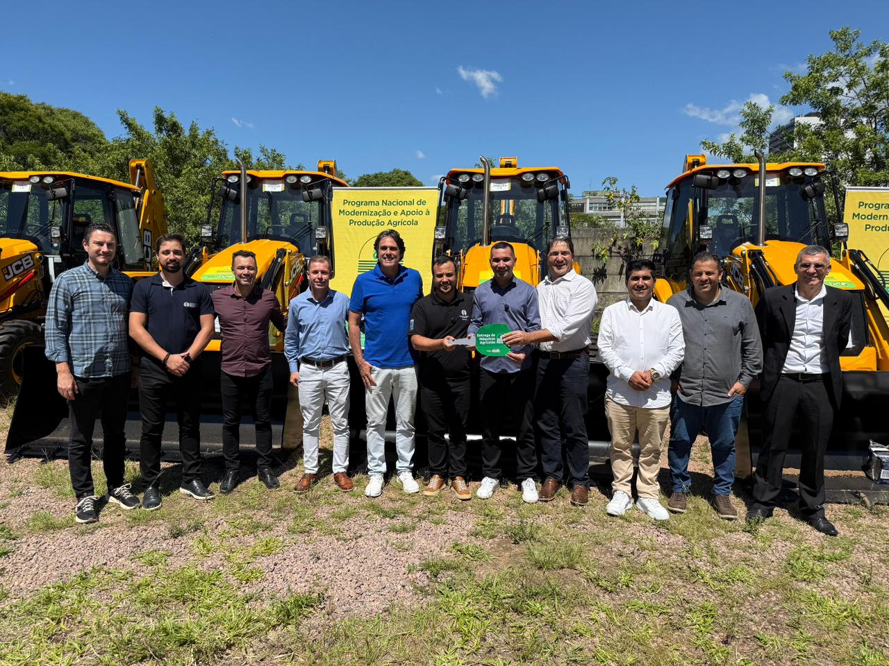Parobé recebe nova retroescavadeira para fortalecer a produção rural