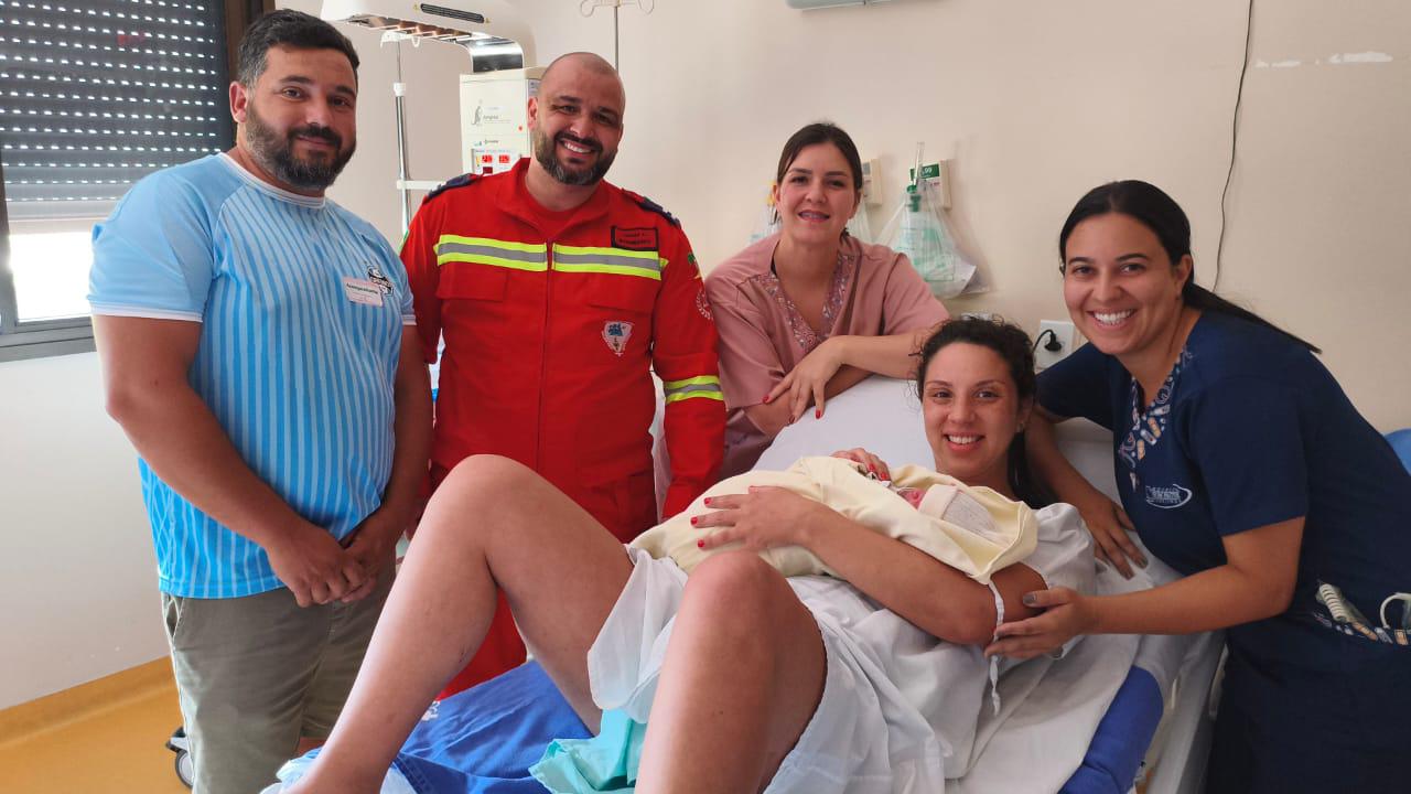 Bombeiros realizam parto dentro de ambulância durante remoção de gestante