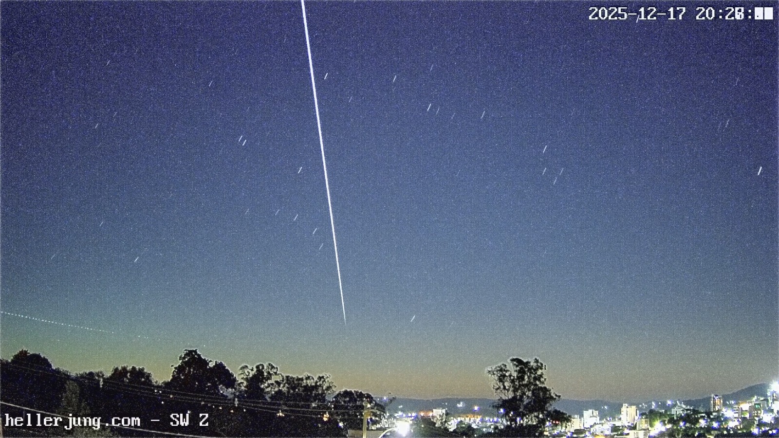 VÍDEO: Observatório de Taquara explica rastro brilhante no céu do RS após lançamento da Starlink