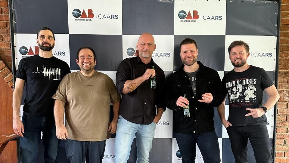 Banda de advogados cria música com inteligência artificial para alertar clientes sobre golpes