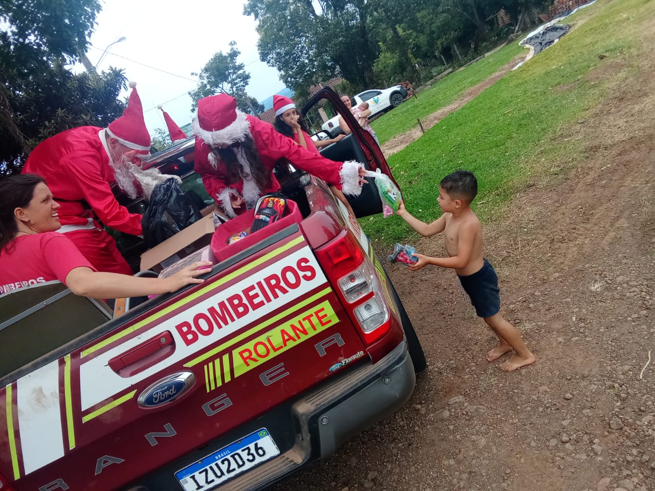 Bombeiros de Rolante distribuem brinquedos e guloseimas na campanha Natal do Bem