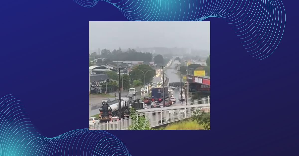 Aquaplanagem causa colisão entre dois veículos na ERS-239