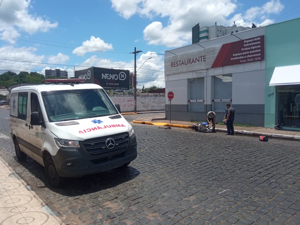 Acidente envolvendo ambulância da Prefeitura e motociclista é registrado no Centro de Taquara