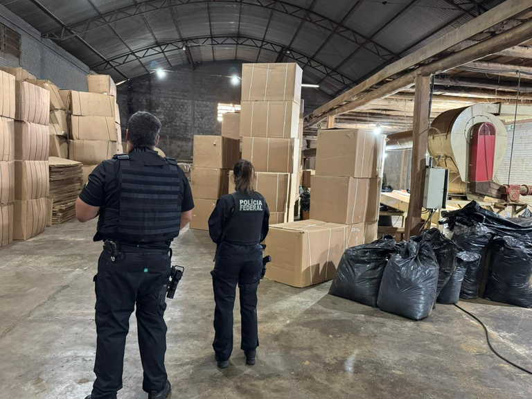 Polícia e Receita Federal cumprem mandado em Parobé em operação contra venda clandestina de cigarros