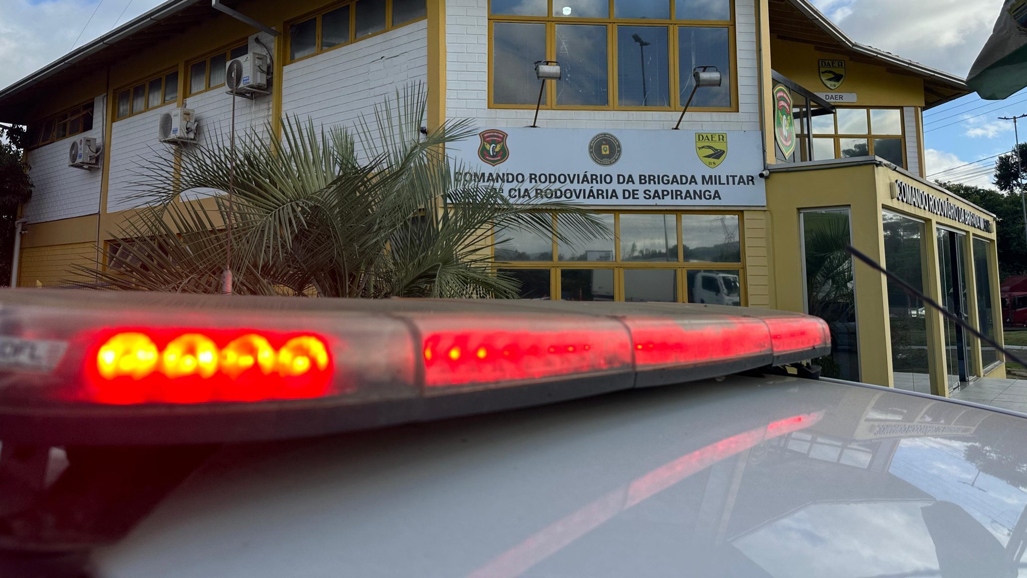 Condutor perde controle e entra no canteiro central da ERS-239, em Parobé