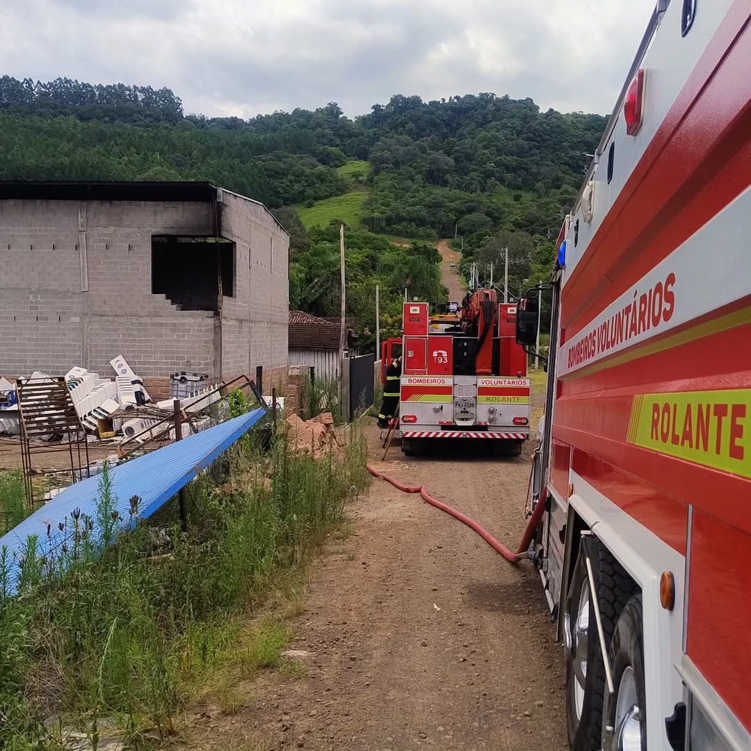 Bombeiros combatem incêndio em prédio de usina de reciclagem em Rolante