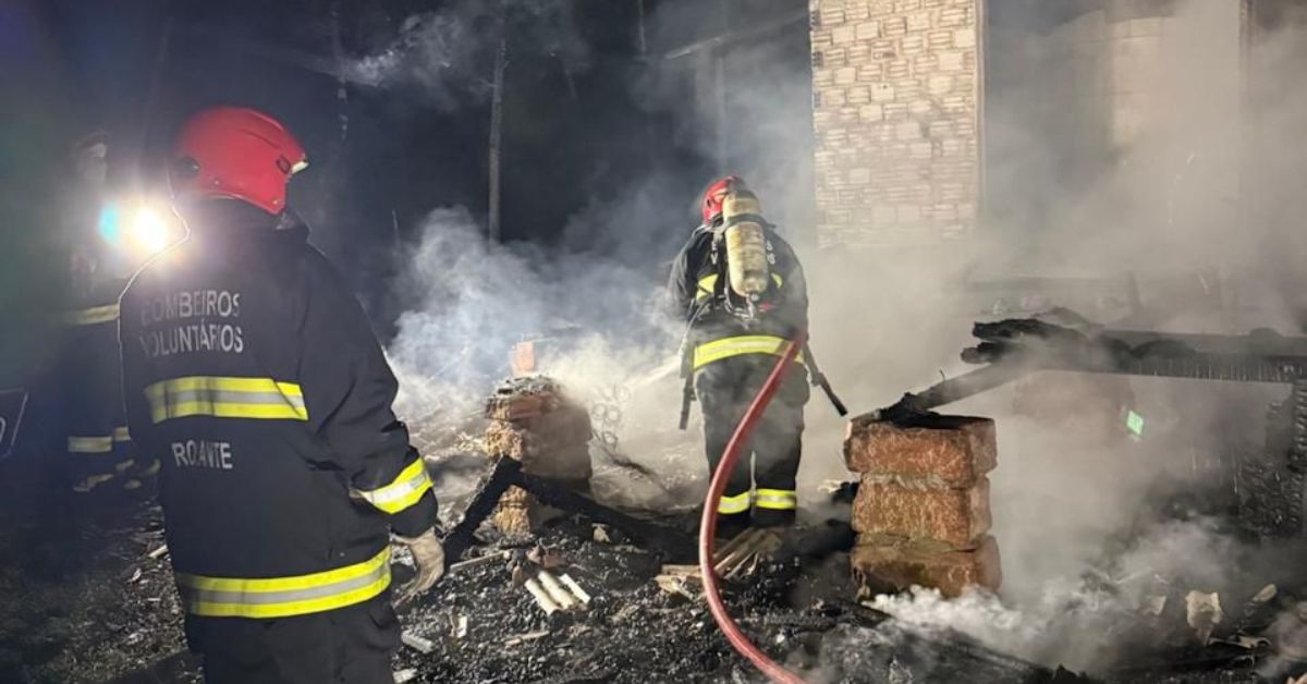 Corpo carbonizado é encontrado em escombros de residência incendiada em Rolante