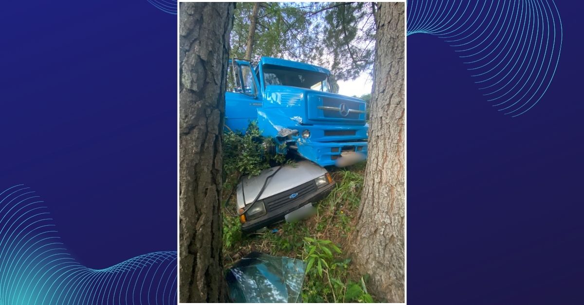 Caminhão sai da pista e atinge carro estacionado na ERS-115, em Três Coroas