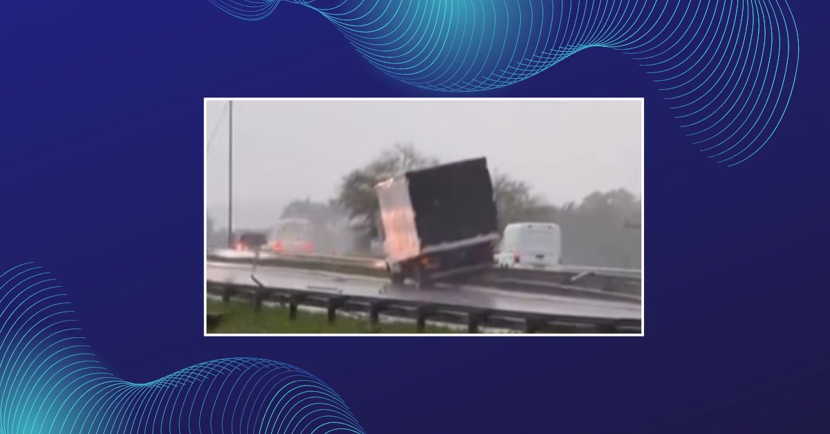 Caminhão aquaplana e colide com guard-rail na ERS-239, em Parobé