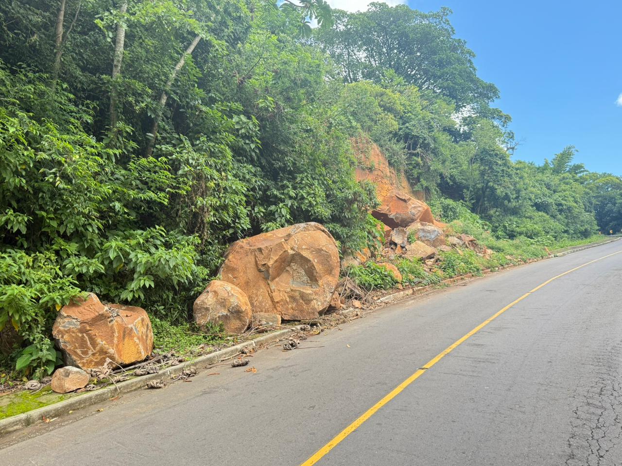 Rompimento e remoção de rochas causarão bloqueios temporários na Estrada Edgar Willy Wolff nesta quinta-feira (15)