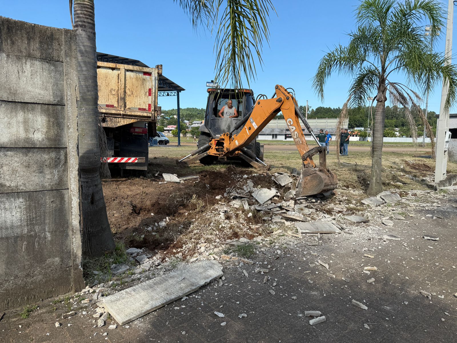 Prefeitura de Parobé derruba muros e inicia revitalização do Parque do Festejando