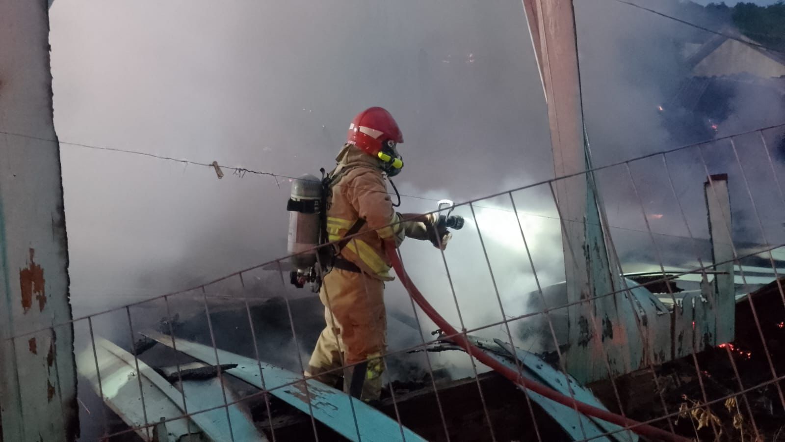 Incêndio consome casa de madeira em Igrejinha