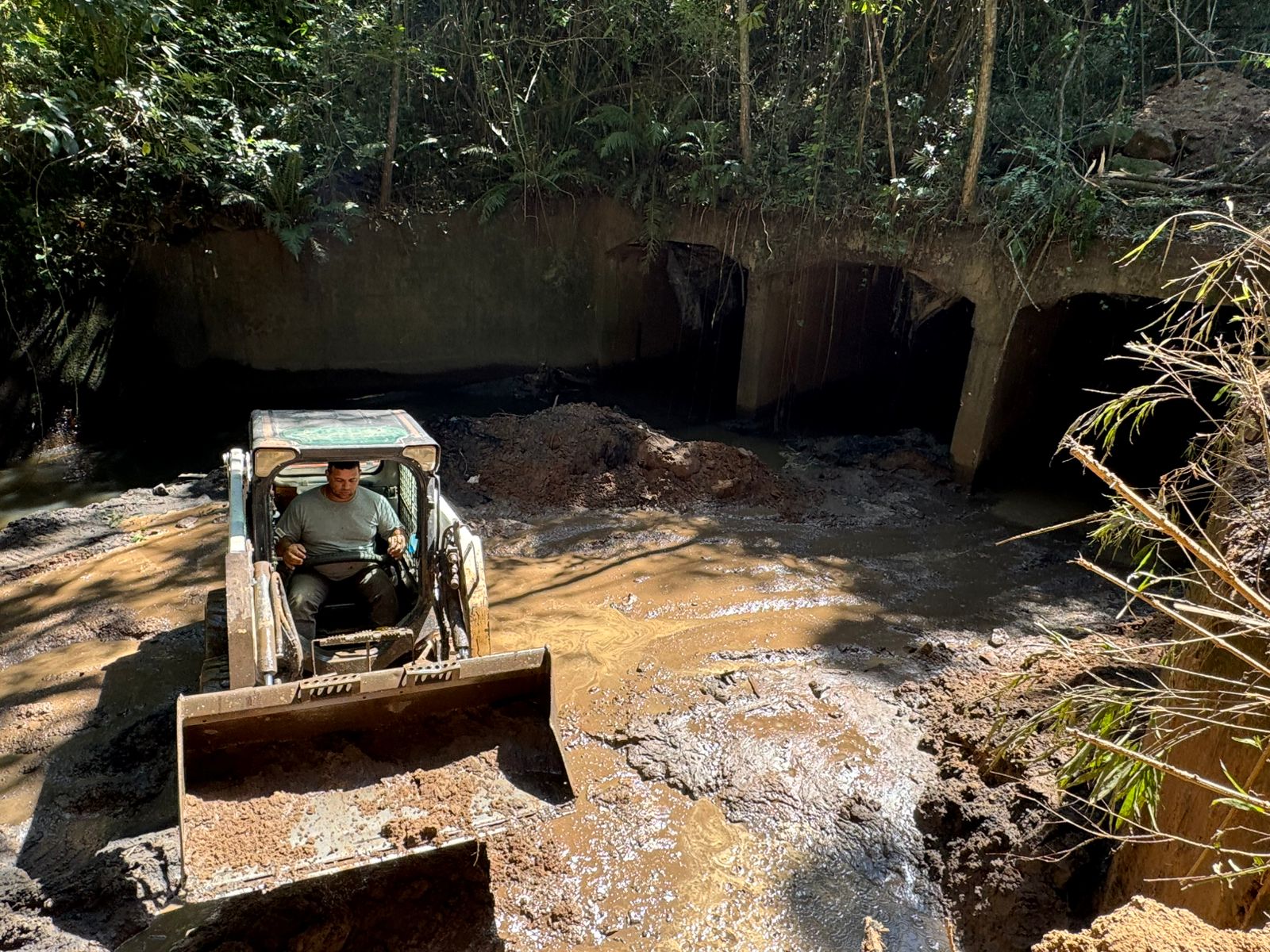Prefeitura de Taquara realiza desobstrução de canal e galerias para melhorar escoamento das águas