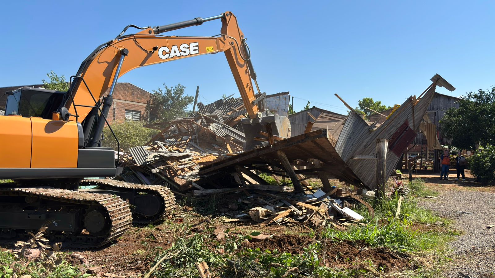 Prefeitura de Igrejinha realiza demolição de casas em área atingida por enchente