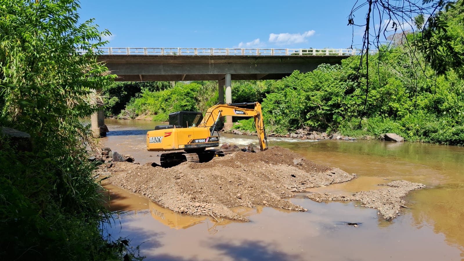 Corsan realiza limpeza na área de captação de água para reforçar abastecimento em Três Coroas