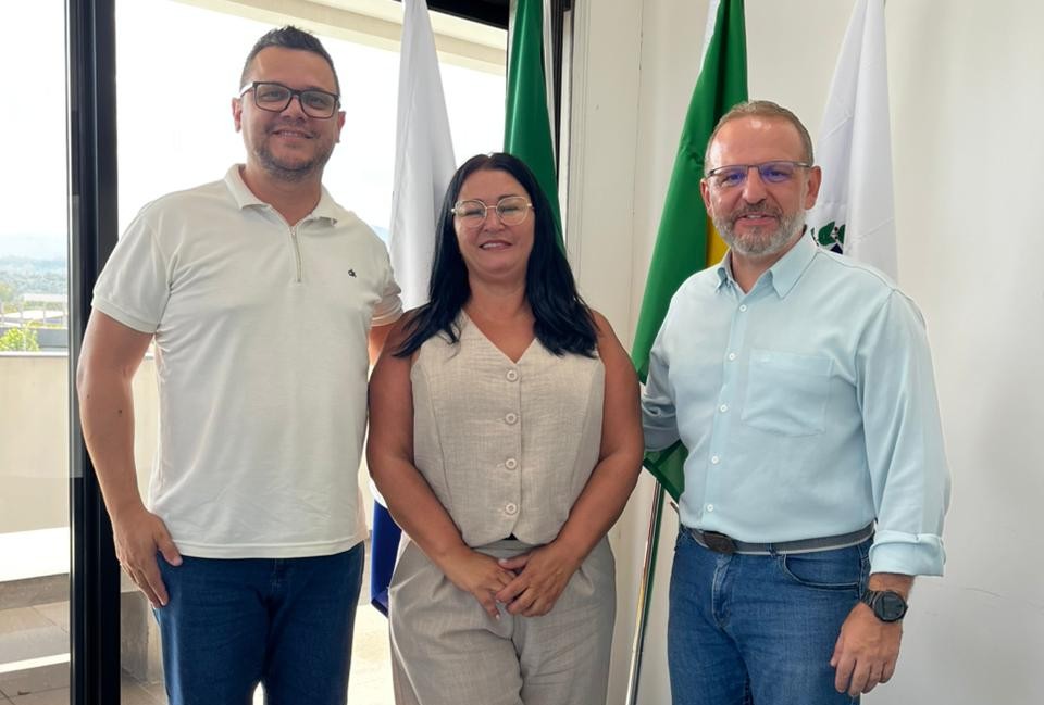 Vereadora Ana Oliveira cumpre agenda institucional no Executivo e apresenta projeto “Creche do Idoso”