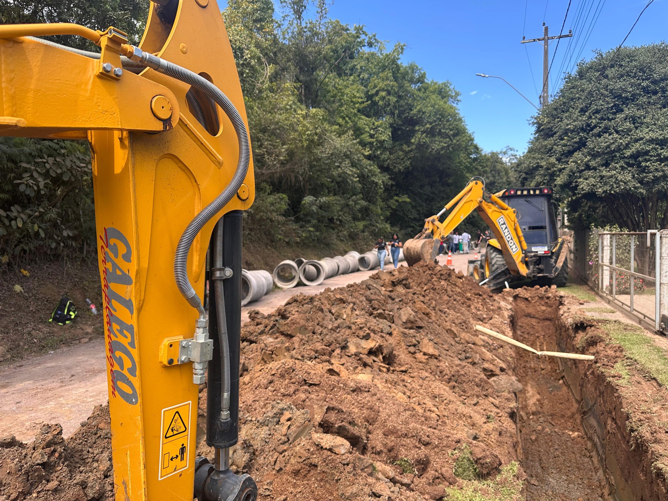 Rio da Ilha tem início de pavimentação em trecho da localidade de Vila Tereza