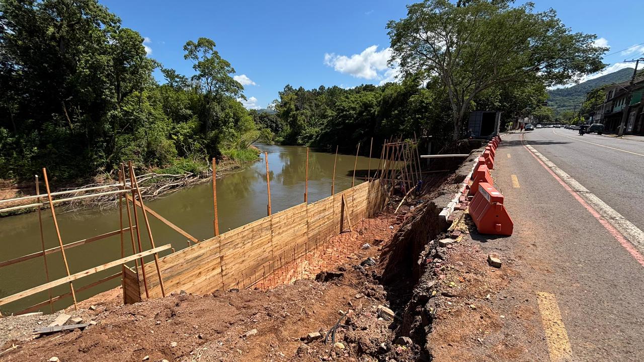 Igrejinha inicia obras de reconstrução dos decks na Avenida Castelo Branco após enchente
