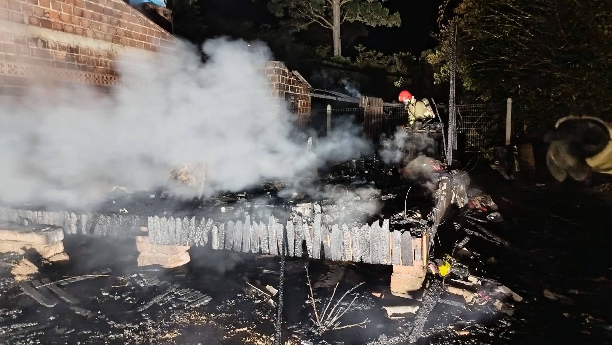 Incêndio atinge quatro casas no bairro Rio Branco, em Rolante