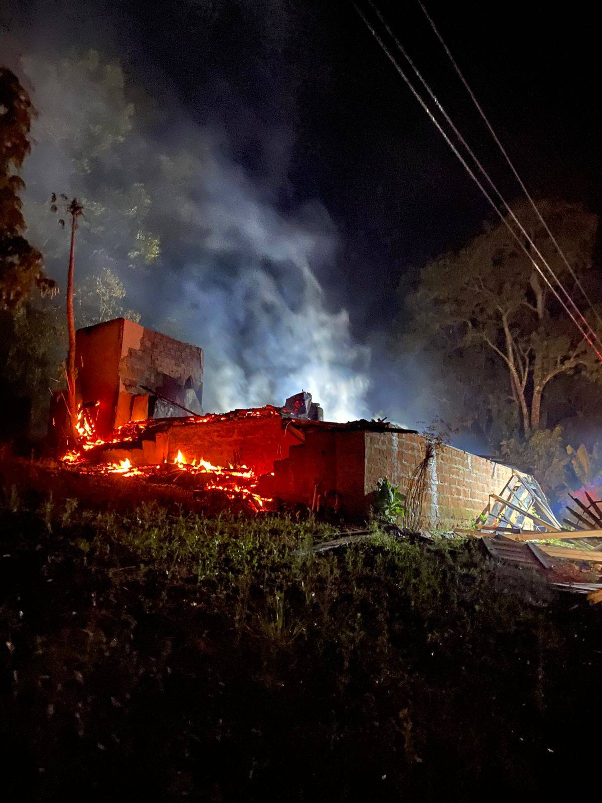 Residência é destruída por incêndio no interior de Rolante