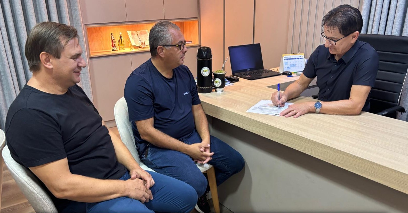 Prefeito de Riozinho transmite o cargo antes de agenda em Brasília