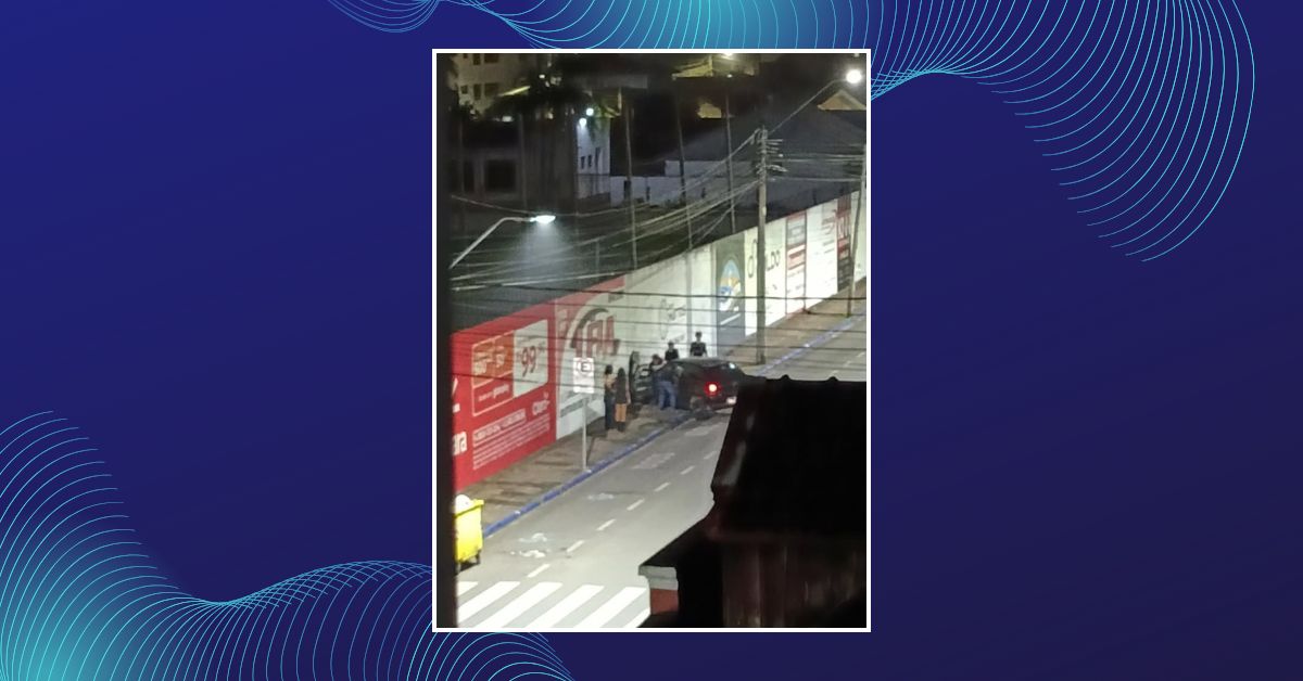Veículo colide em muro de estádio e ocupantes fogem do local em Taquara