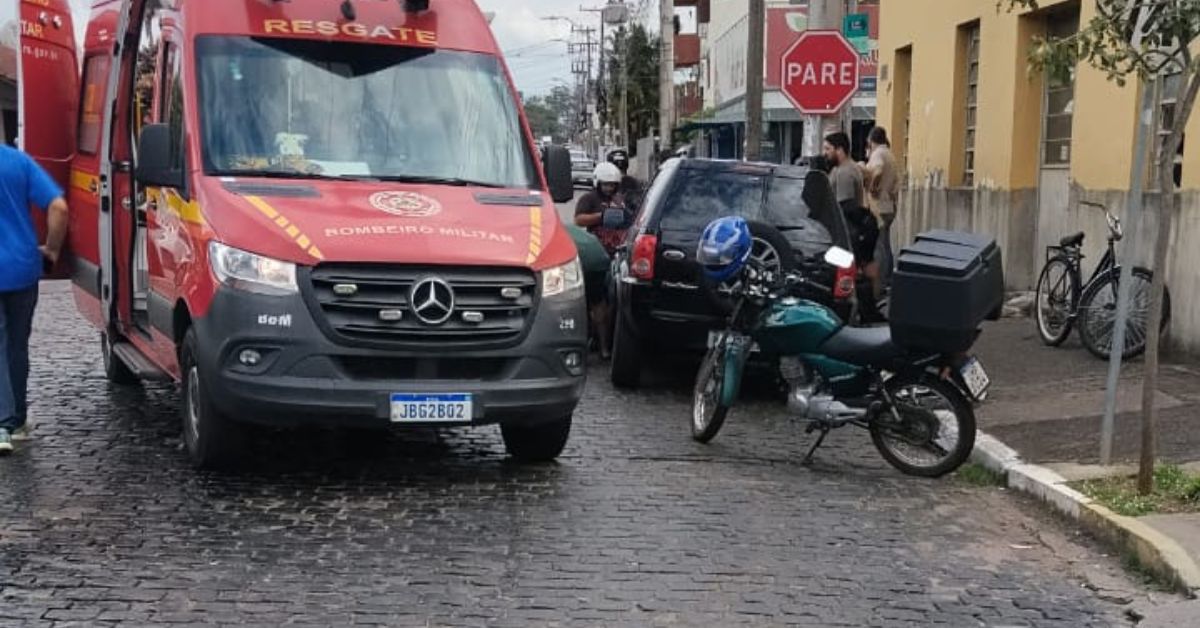 Derramamento de óleo em rua do Centro causa queda de motociclistas em Taquara