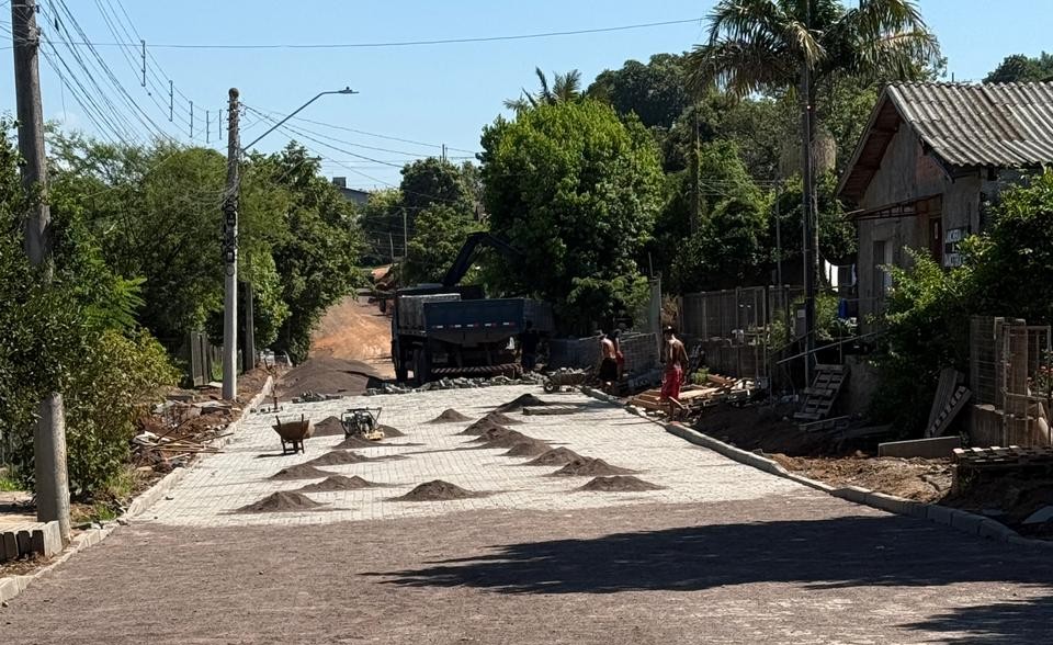 Pavimentação da Rua Olicio Ferreira avança no bairro Pôr do Sol, em Parobé