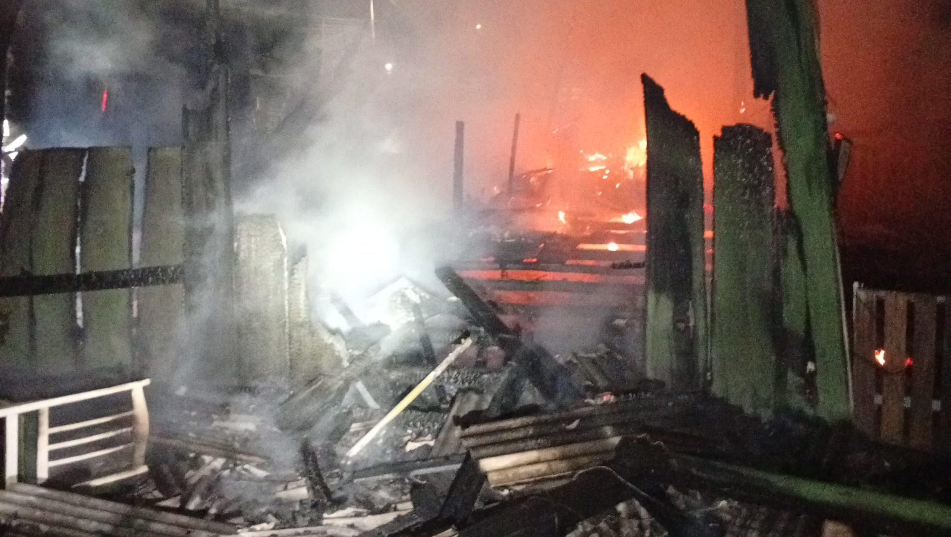 Incêndio destrói casa de madeira no bairro Eldorado, em Taquara