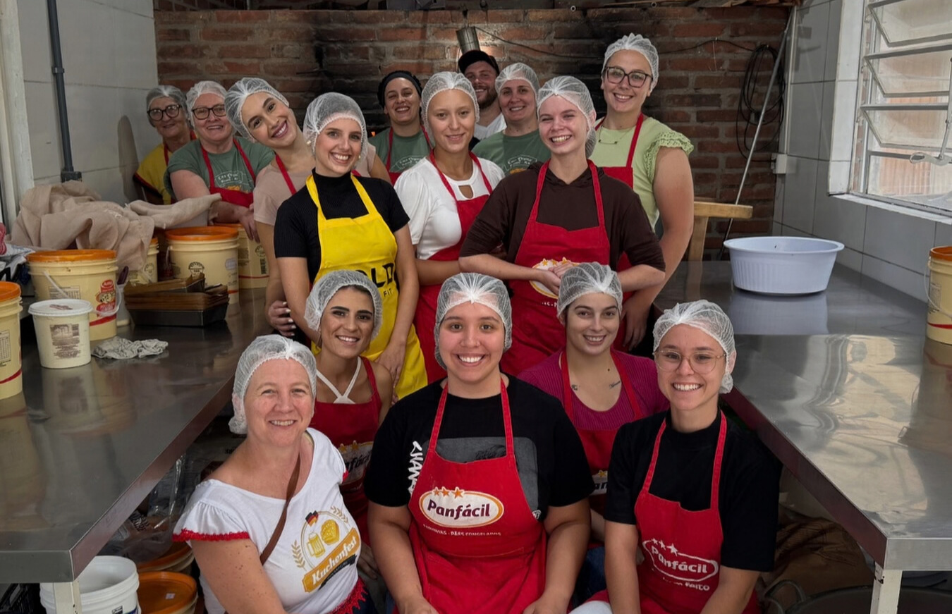 Candidatas a soberanas da Kuchenfest participam de oficina de cucas em Rolante