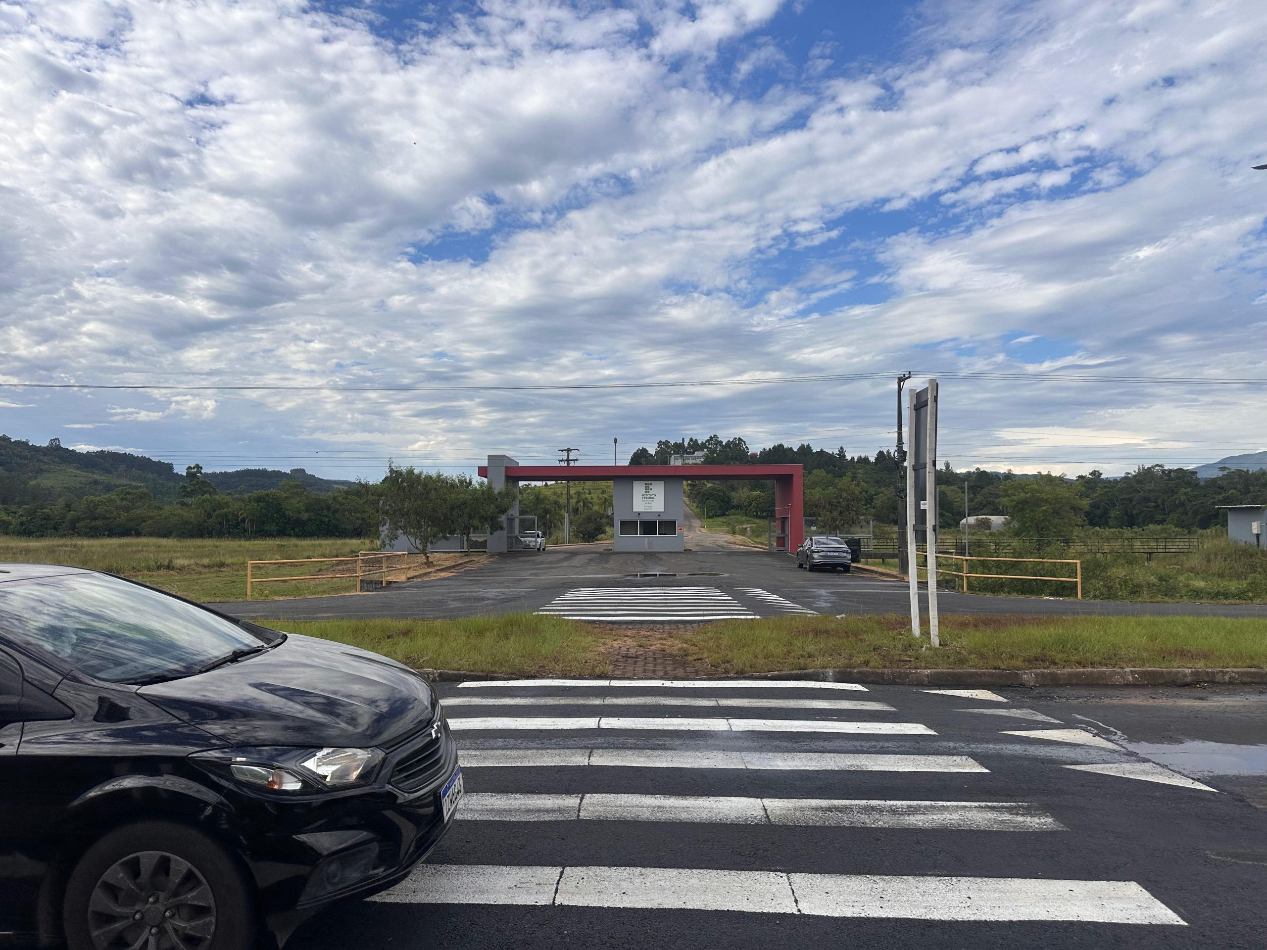 Redutor de velocidade é instalado na ERS-239 em frente ao IFRS de Rolante